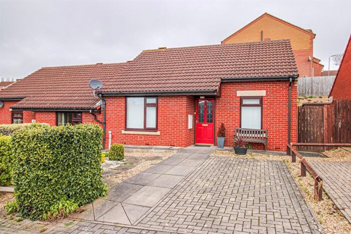 2 Bedroom Semi Detached Bungalow For Sale In Hazel Bank, Wakefield, WF2