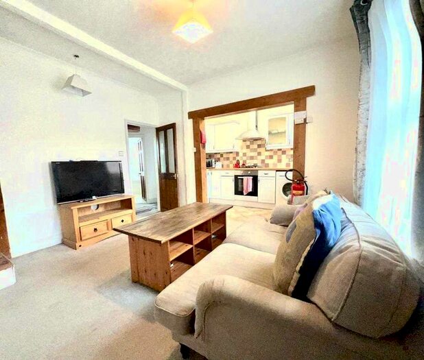 3 Bedroom Maisonette To Rent In Meadfield Road, Langley, Slough, SL3