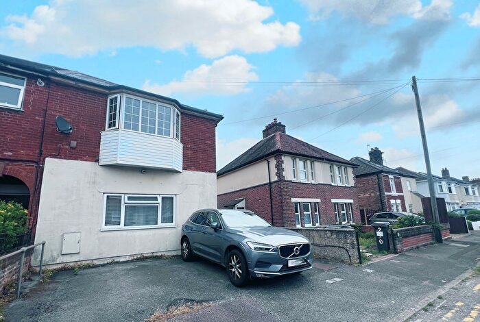 2 Bedroom Flat To Rent In Malmesbury Park Road, Bournemouth, BH8