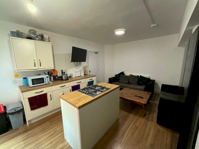 6 Bedroom Semi-Detached House To Rent In Beeston Road, Nottingham, Nottinghamshire, NG7