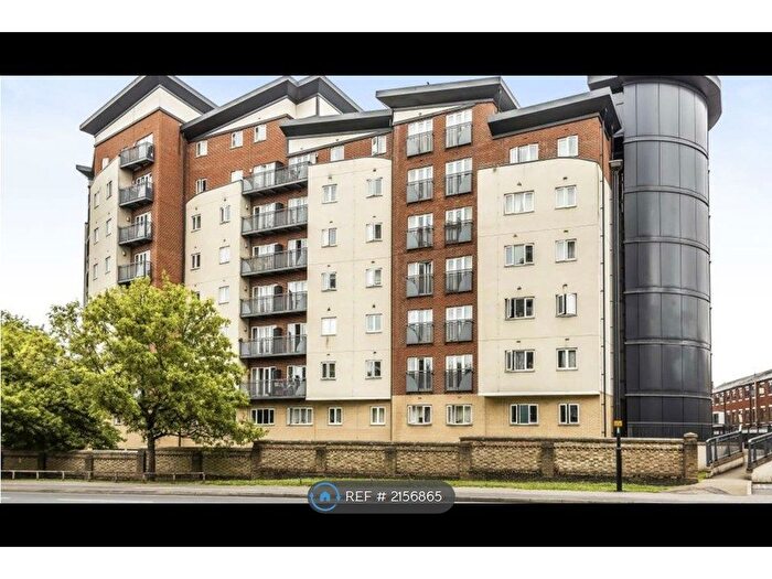 2 Bedroom Flat To Rent In Aspects Court, Slough, SL1