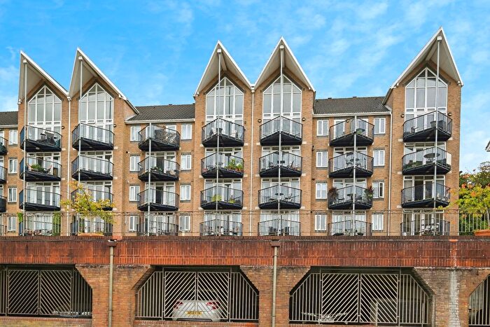 2 Bedroom Flat For Sale In Valetta Way, Rochester, Kent, ME1