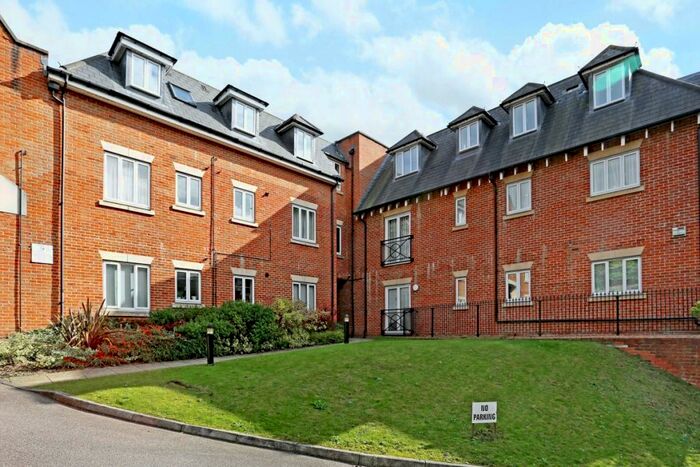 2 Bedroom Flat To Rent In Pynnacles Close Stanmore, HA7