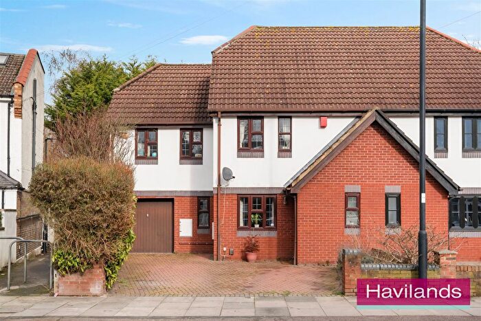 4 Bedroom Semi Detached House For Sale In Barrowell Green, London, N21