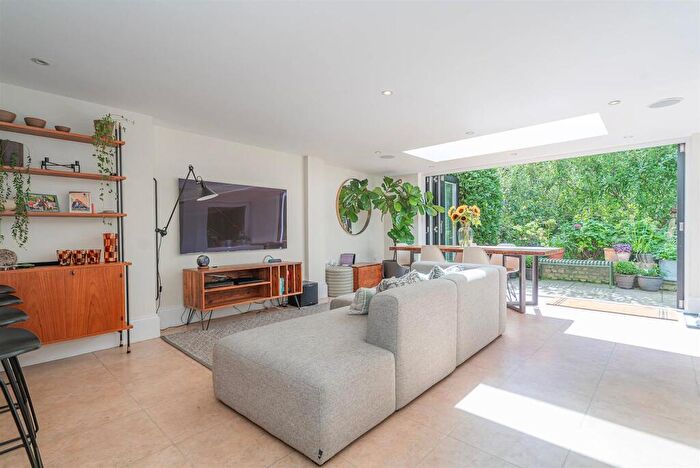 4 Bedroom Semi-Detached House To Rent In Hampstead Lane, London, N6