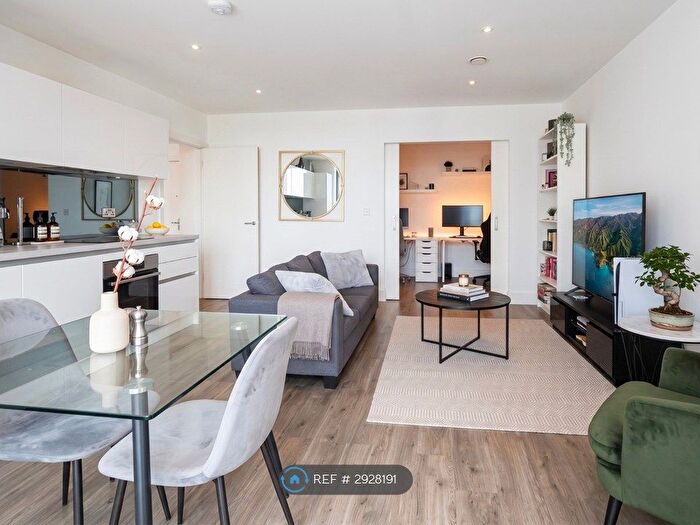 2 Bedroom Flat To Rent In Sandown House, Staines-Upon-Thames, TW18