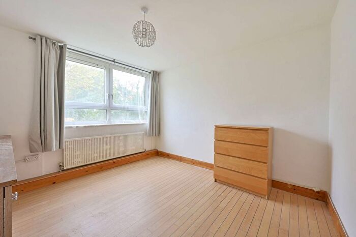 2 Bedroom Flat To Rent In Winterfold Close, Southfields, London, SW19
