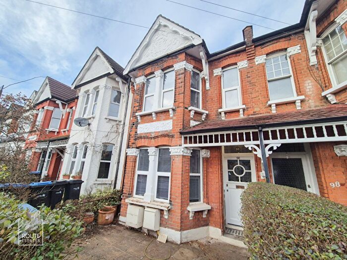 3 Bedroom Flat To Rent In Park Avenue, Enfield, N13