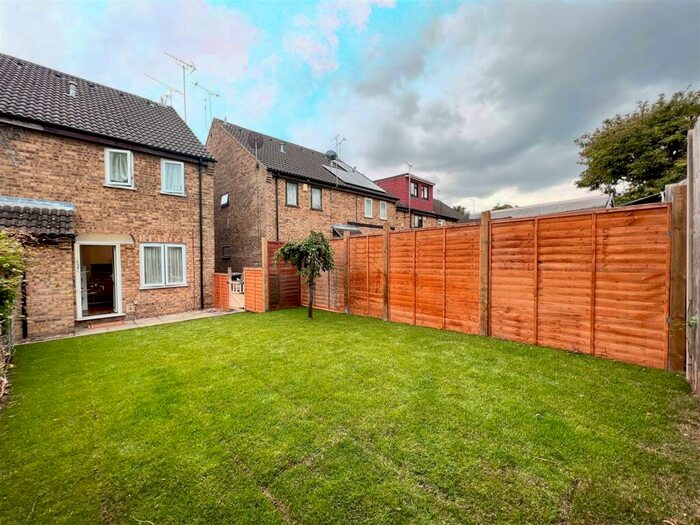 1 Bedroom House To Rent In Chiltern Gardens, Luton, LU4