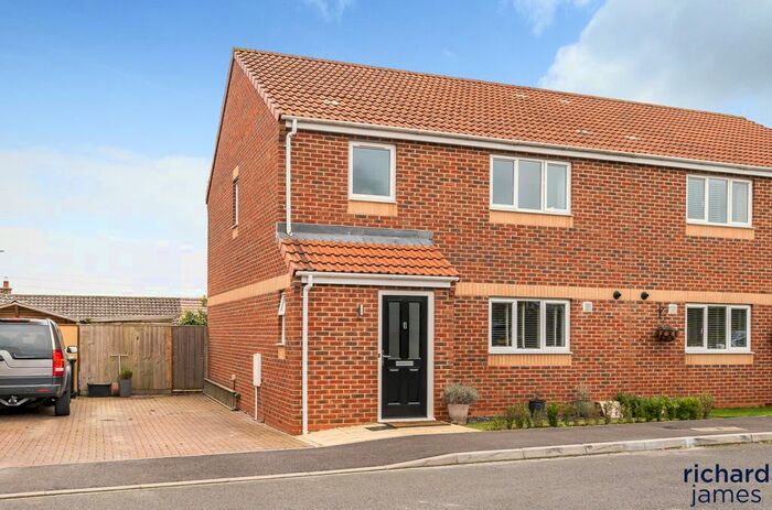 3 Bedroom Semi Detached House For Sale In Willis Way, Purton, Purton, SN5