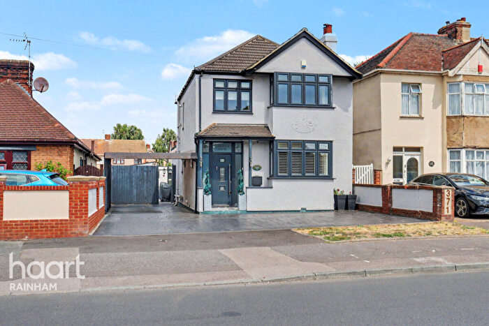 3 Bedroom Detached House For Sale In Upminster Road North, Rainham, RM13