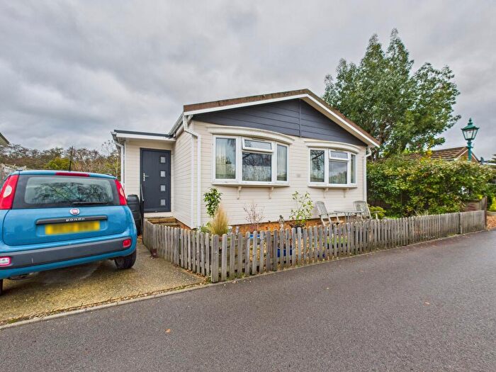 2 Bedroom Park Home For Sale In Ravenswing Park, Tadley, RG7
