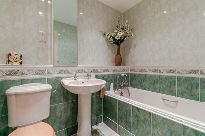 3 Bedroom Apartment For Sale In The Ridgeway, Enfield, Middlesex, EN2