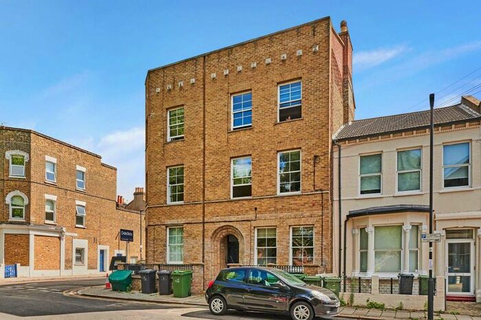 3 Bedroom Flat To Rent In Kepler Road, London, SW4