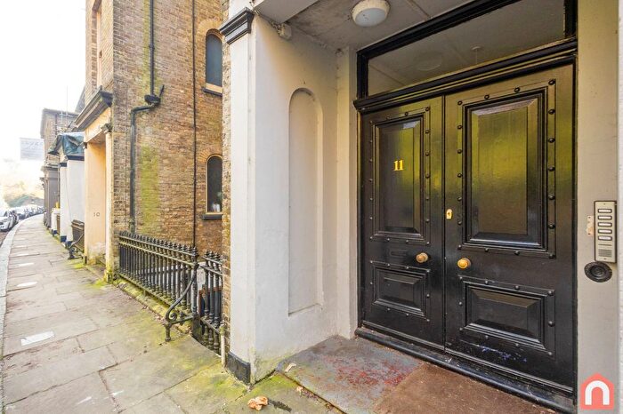 2 Bedroom Flat For Sale In Top Floor Flat, Victoria Park, CT16