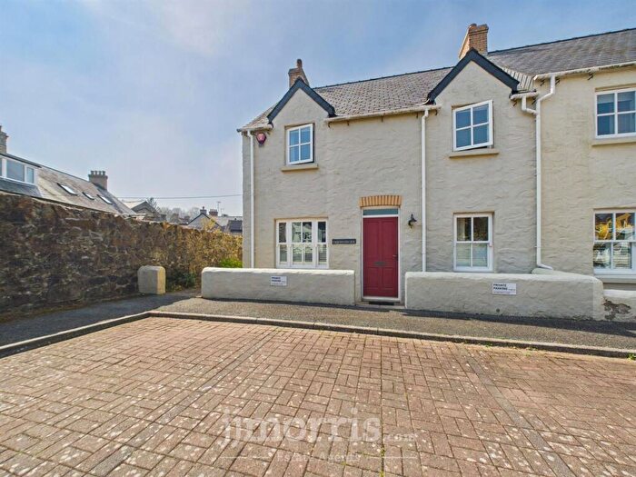 3 Bedroom Semi-Detached House For Sale In Gerddi Windsor, Newport, SA42