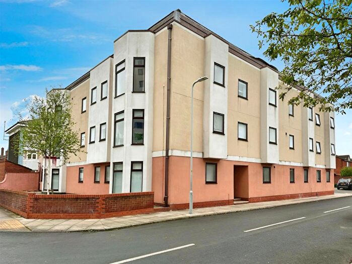 3 Bedroom Flat To Rent In Queens Court, Queen Street, Waterloo, L22