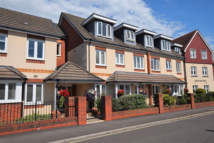 1 Bedroom Flat For Sale In Clover Leaf Court, Ackender Road, Alton, Hampshire, GU34