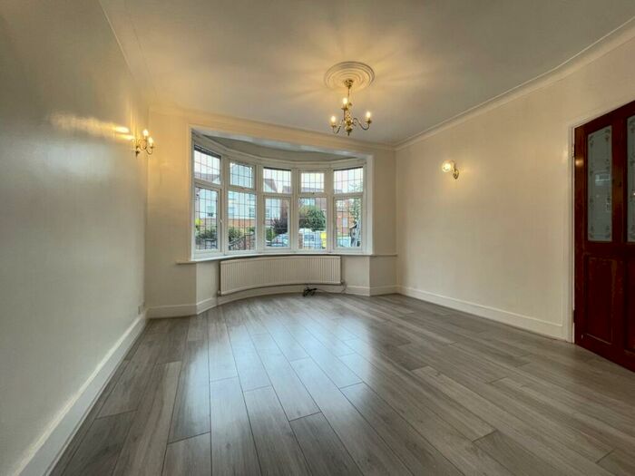 3 Bedroom Semi-Detached House To Rent In Russell Lane, Whetstone, N20