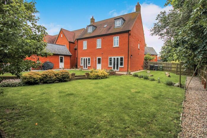 5 Bedroom Link Detached House For Sale In The Dairy, Henlow, SG16