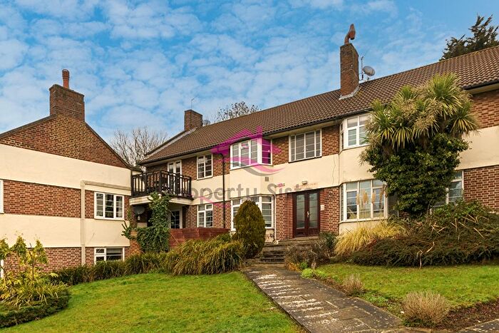2 Bedroom Flat For Sale In Featherstone Court, Bunns Lane, Mill Hill, NW7
