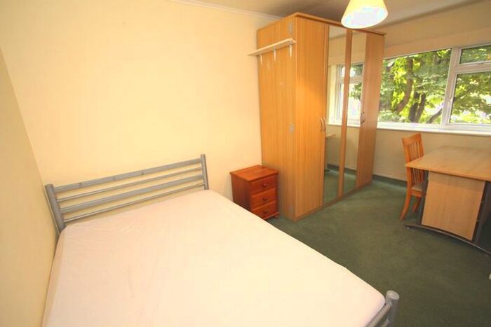 3 Bedroom Flat To Rent In Maple Road, Surbiton, KT6