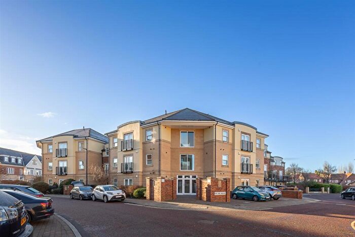 2 Bedroom Flat For Sale In Grove Park Crescent, Gosforth, Newcastle Upon Tyne, NE3