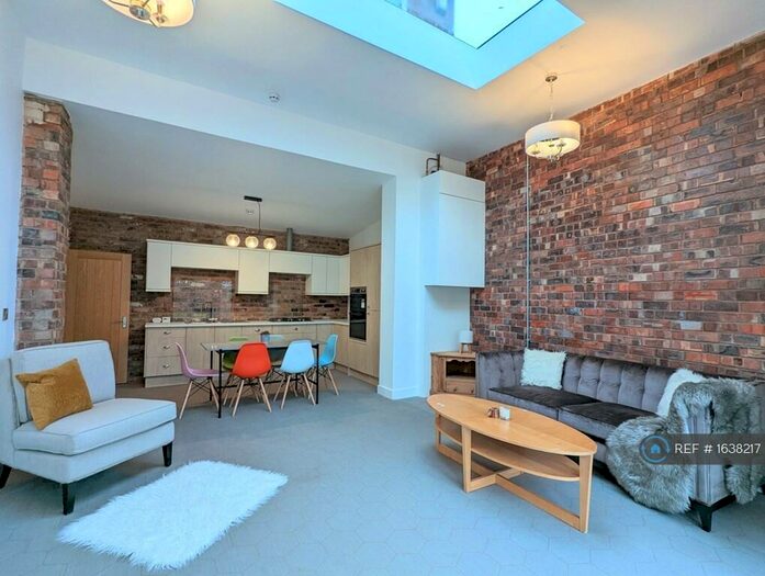 7 Bedroom Semi-Detached House To Rent In Park Lane, Salford, M6