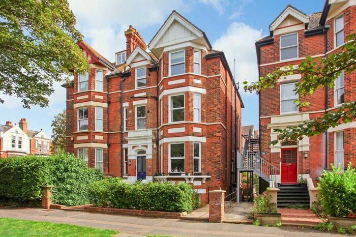 2 Bedroom Flat To Rent In Earls Avenue, Folkestone, Kent, CT20