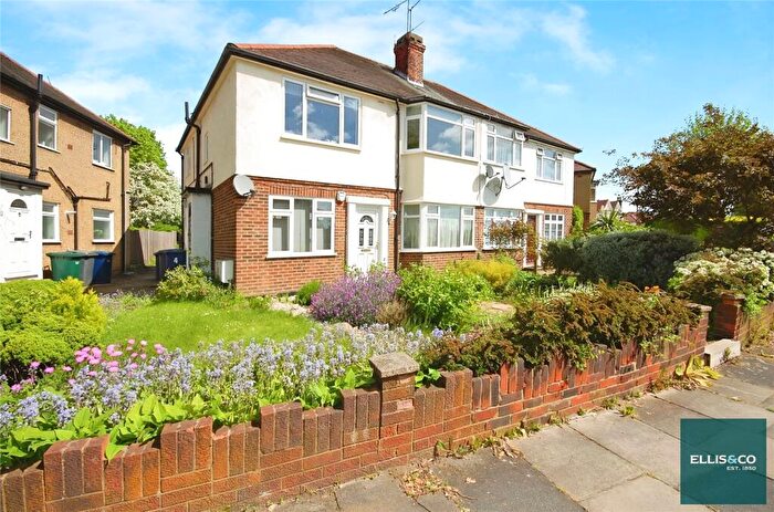 2 Bedroom Apartment To Rent In Graywood Court, North Finchley, London, N12