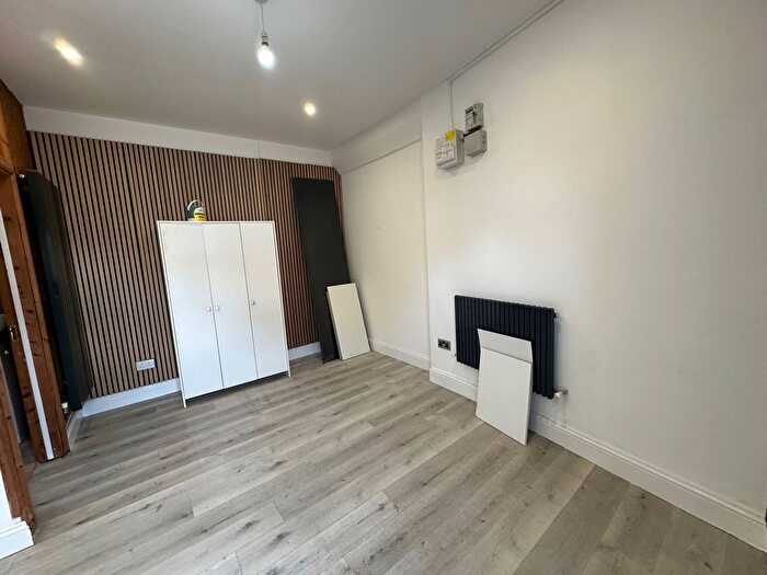 Studio To Rent In Lansdowne Road, Seven Kings, IG3
