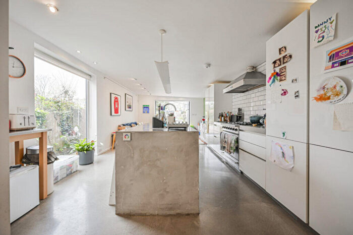 4 Bedroom Terraced House For Sale In Whittington Road - Bowes Park - London -, N22