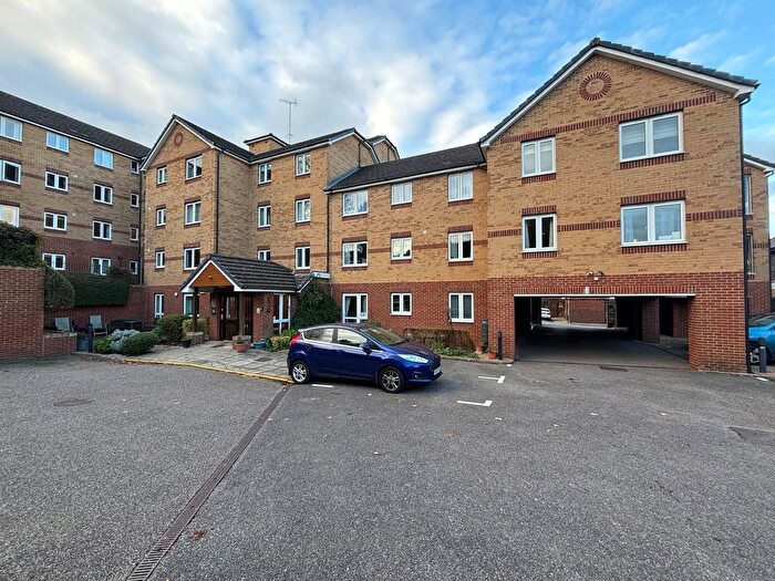 1 Bedroom Flat For Sale In Woodlands Court, Walderslade Road, Chatham, Kent, ME5