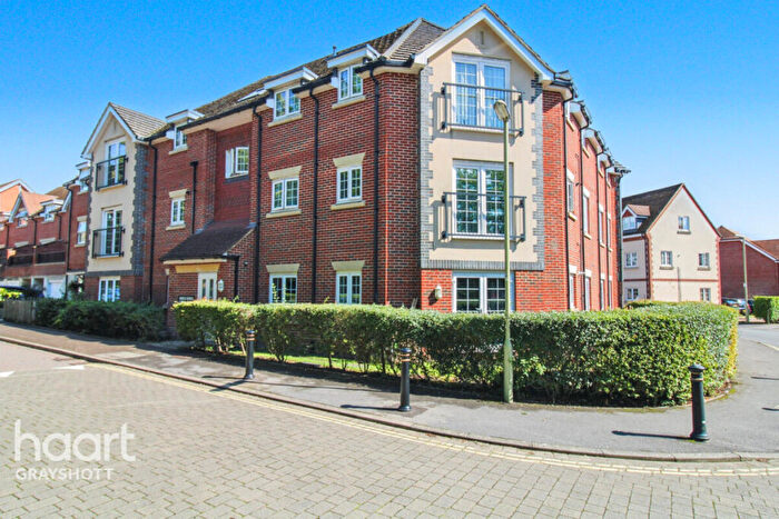 2 Bedroom Apartment For Sale In Elder Crescent, Bordon, GU35