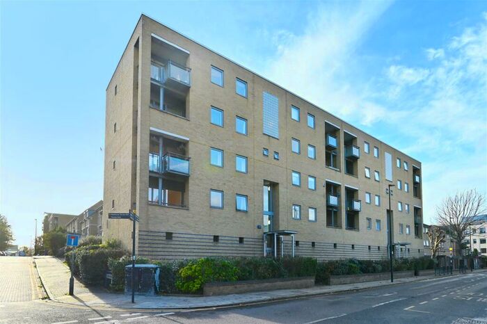 2 Bedroom Apartment To Rent In Tasman Court, Westferry Road, E14