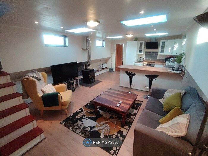 2 Bedroom Houseboat To Rent In Plantation Wharf Pier, London, SW11