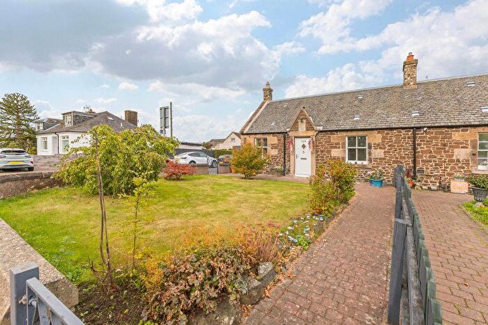 3 Bedroom Semi-Detached Bungalow For Sale In Glasgow Road, Edinburgh, EH12