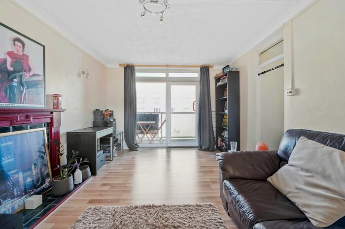 3 Bedroom Flat To Rent In Amhurst Park, London, N16