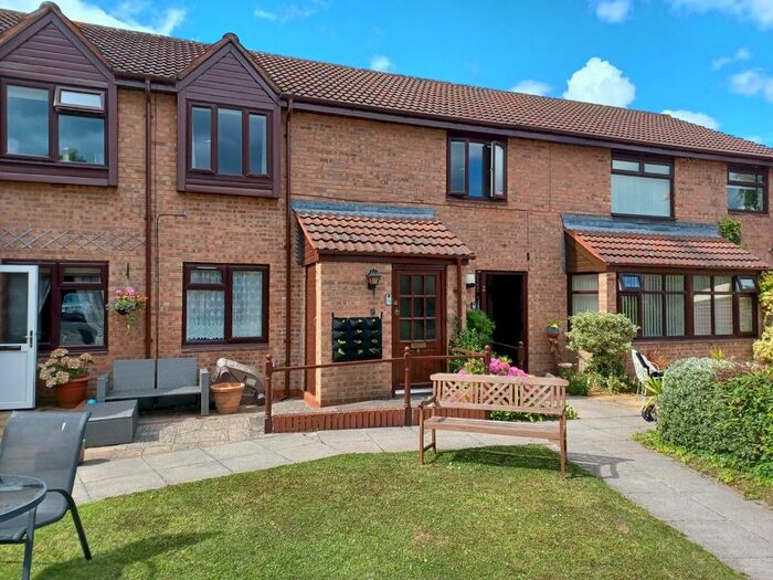 2 Bedroom Maisonette To Rent In Hartlebury Close, Dorridge, Solihull, West Midlands, B93