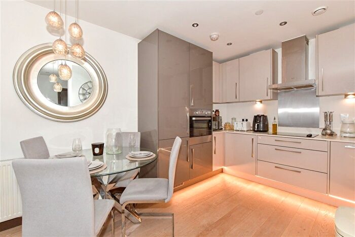 1 Bedroom Flat For Sale In Queens Road, East Grinstead, West Sussex, RH19