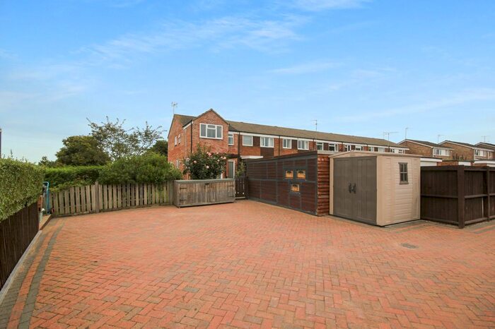 3 Bedroom End Of Terrace House To Rent In Dovedale, Thornbury, BS35