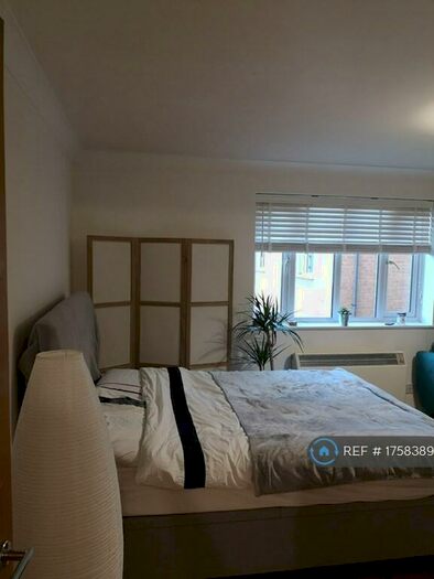 Studio To Rent In Ireton Close, London, N10