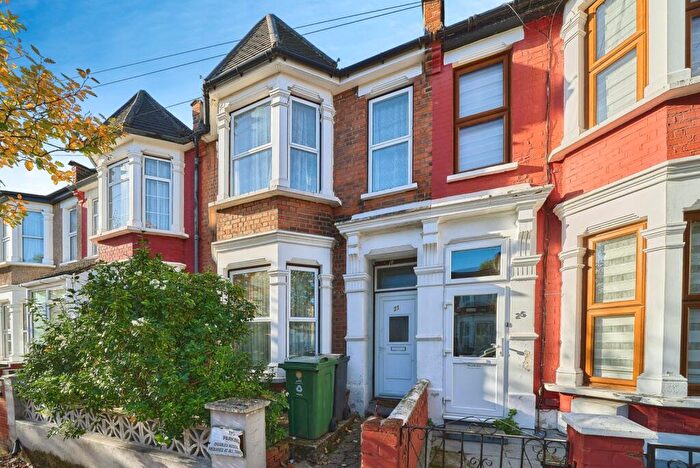 3 Bedroom End Of Terrace House For Sale In Leasowes Road, London, E10