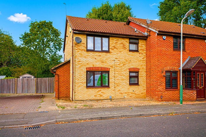 1 Bedroom Semi Detached House For Sale In Mansard Close, Hornchurch, RM12