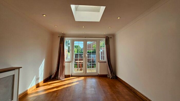 2 Bedroom Ground Flat To Rent In Firs Avenue, N11