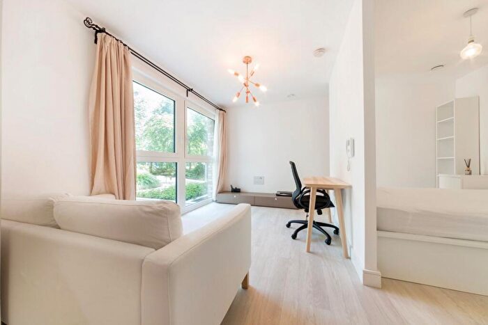 Flat To Rent In Copenhagen Court, Surrey Quays, SE8