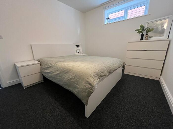 1 Bedroom Flat To Rent In Ensuite // High Street // Bed Apartment // July, LN5