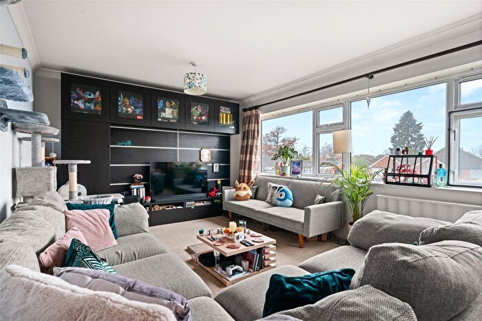 2 Bedroom Flat For Sale In Hunters Court, Woodley, Reading, Berkshire, RG5