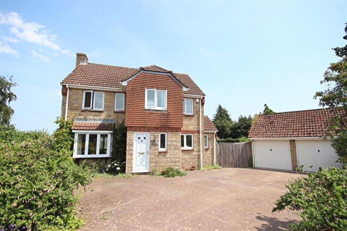 4 Bedroom Detached House For Sale In Buckingham Road, Chippenham, SN15