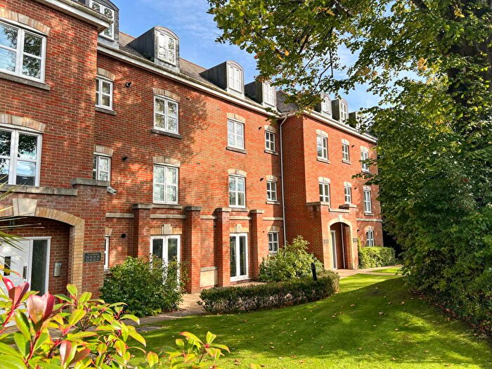 2 Bedroom Apartment For Sale In Hillcroft Close, Lymington, SO41